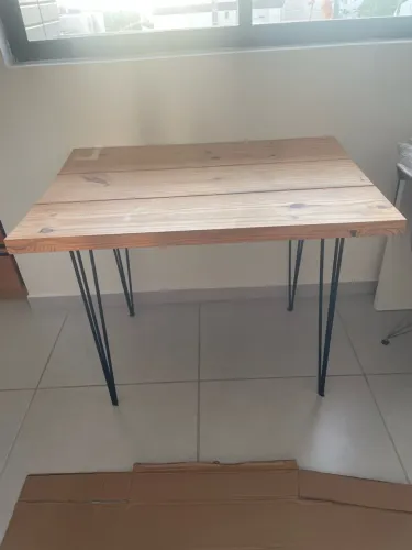 Mesa de madeira com pés de ferro