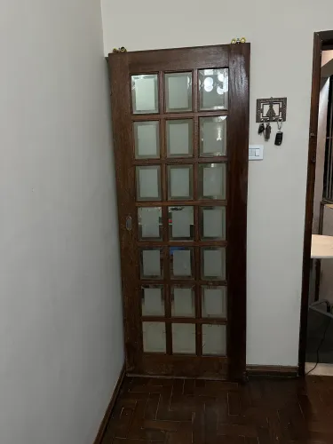 Porta de madeira com detalhes em vidro