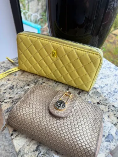 Vende-se carteira de couro . Marca Carmen Steffens e Luz da lua