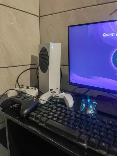 Xbox series S com monitor e acessórios