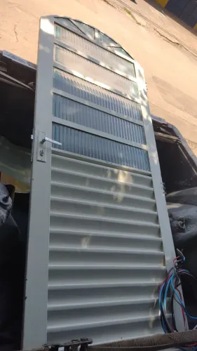 Porta semi nova de 80 vendo barato 130 fala com Humberto