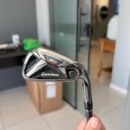 taco de golfe taylormade m2, modelo ferro 7, com shaft reax r flex de 65 gramas. 
