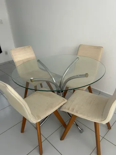Mesa de vidro com 4 cadeiras 