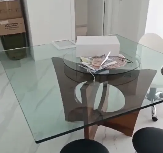 Mesa de Jantar Quadrada em Vidro Temperado - Base em Madeira Nobre