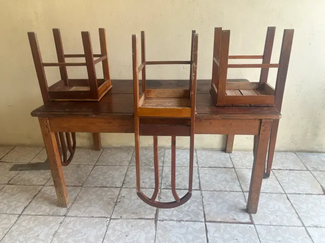 MESA DE MADEIRA MACIÇA C/3 CADEIRAS