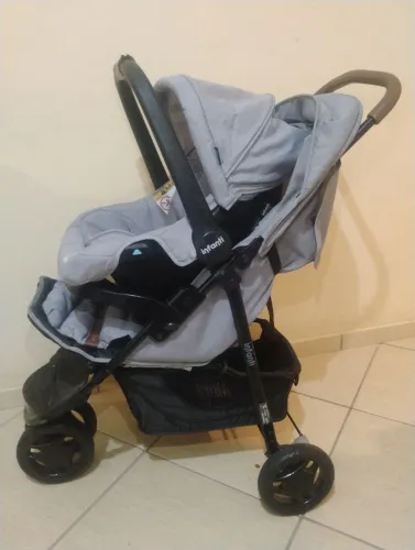 Carrinho de bebê Breeze com bebê conforto