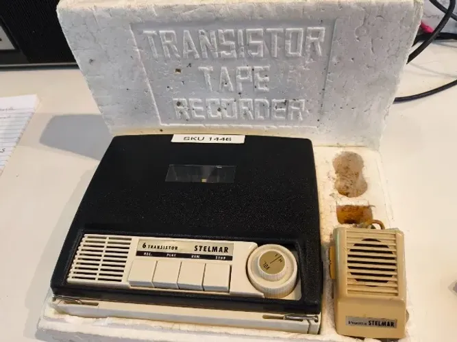 Gravador de rolo portátil vintage da marca Stelmar, com 6 transistores- USADO - ANTIGO