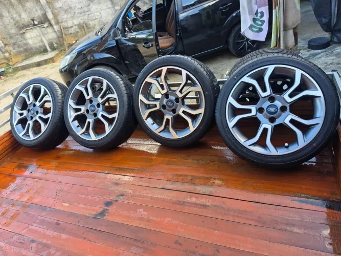 Rodas aro 17 lançamento 1 mês de comprado com pneus zero