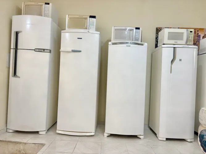 Geladeira duas portas Frost free , geladeira pequena 