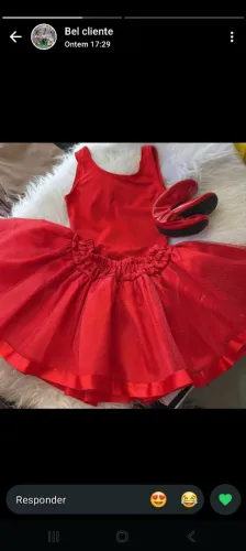 Costureira oferece serviços.