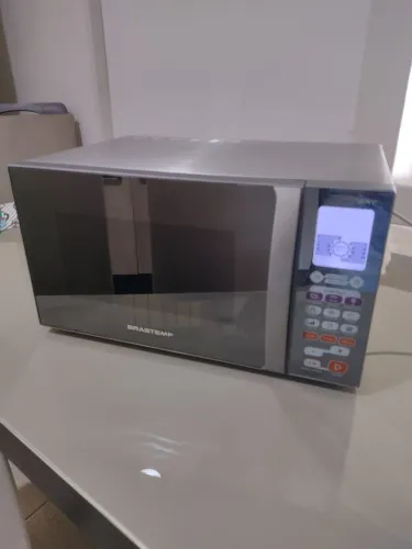Microondas Brastemp 30 litros, inoxidável Espelhado, com Grill Dourador.