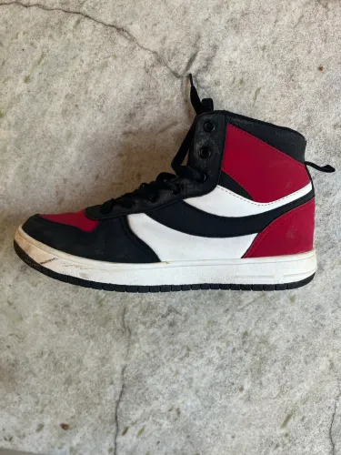 Tenis logus vermelho