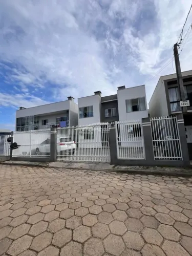 Apto mobiliado no primeiro andar, 02 dormitórios (sendo 01 suíte) a cerca de 1,2 km da pra