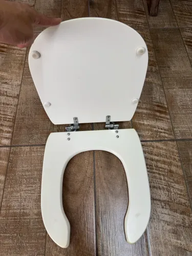 Tampa de vaso sanitário em acrílico (acessibilidade).