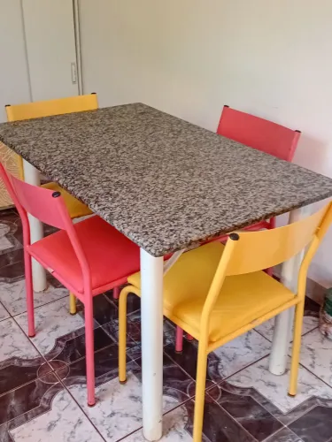 4 cadeiras + Uma mesa