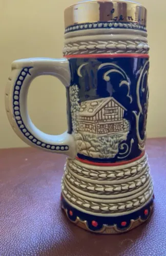 CANECA ALEMÃ VINTAGE BÁVARA COM RELEVO CERCA RURAL E PERSONAGENS COLECIONÁVEL