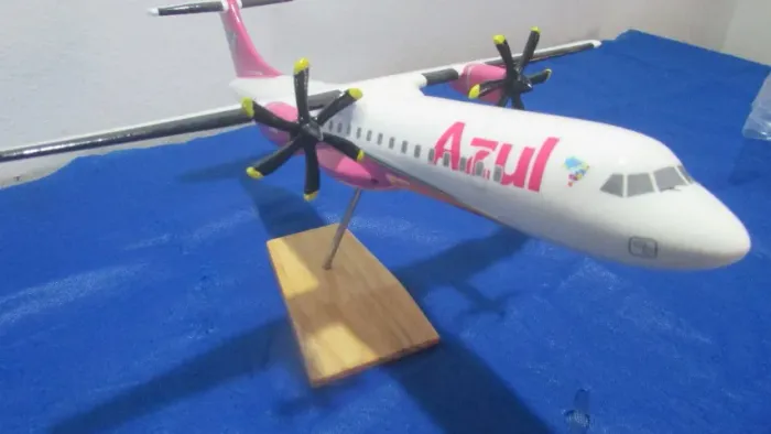 Maquete de avião da azul Rosa