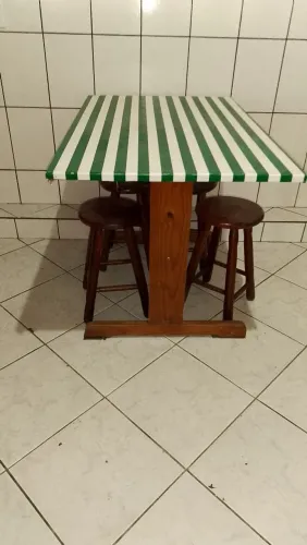 Mesa em madeira forrada com 4 bancos