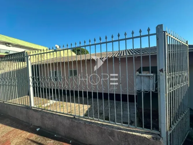 Casa à venda com 3 quartos e amplo quintal no Jardim Novo Bandeirantes Cambé/Pr.