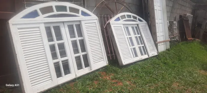 2 janelas colonial iguais 