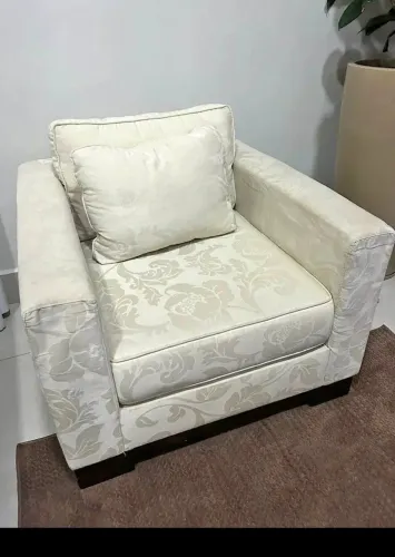 Poltrona Crú com tecido removível para lavagem