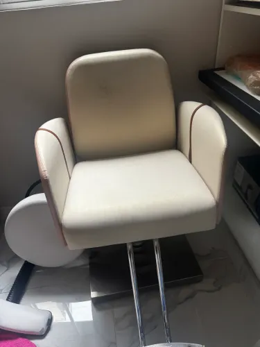 Cadeira de cabeleleira ( com detalhe na lateral)