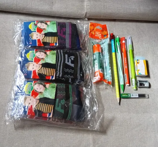 Pacote com doze pares de meias unissex mais kit escolar com oito peças