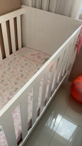 Vendo berço vira cama, tamanho padrão, com colchão, tela protetora e cortinado