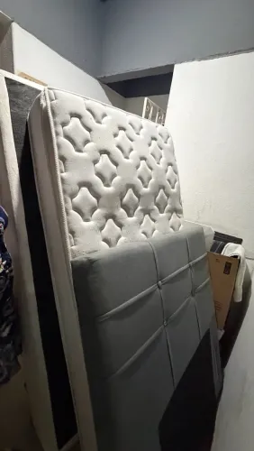 Cama de solteiro com cabeceira
