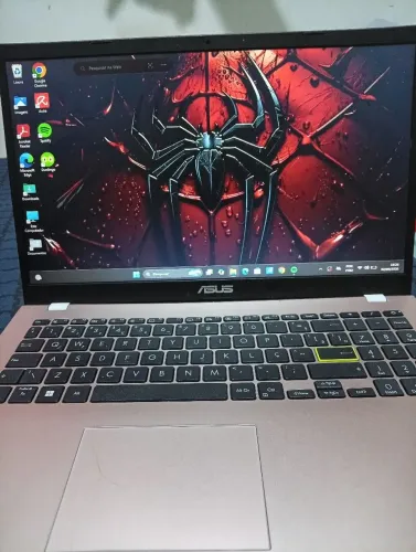 Vendo notebook da marca Asus em perfeito estado com pouquíssimas marcas de uso.