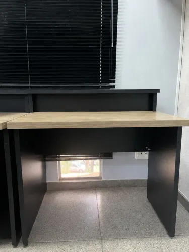 4 Mesas de escritório com apoio para monitor