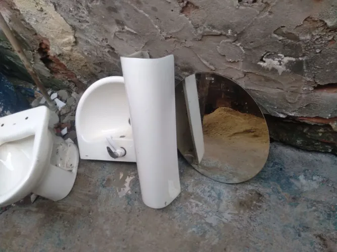 Conjunto de vaso sanitário mais lavatório com coluna e espelho completo para banheiro 