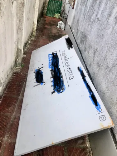 Placa grande para fachada de comércio