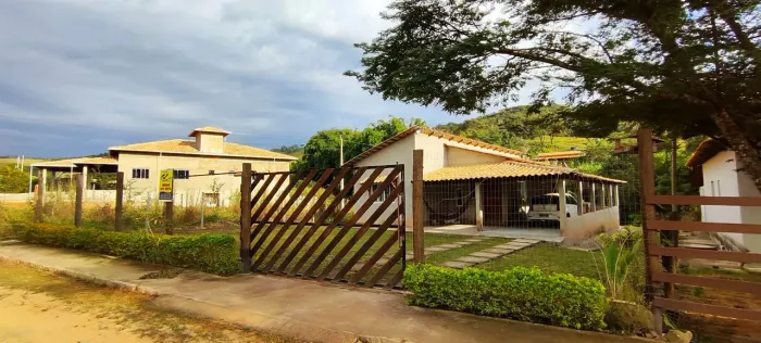 Casa Nova 3 Quartos c/ água nos fundos- Crucilândia MG