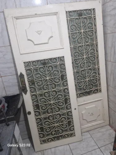 Duas Portas de ferro toda trabalhada a mão fabricada ano 1980 estão intactas