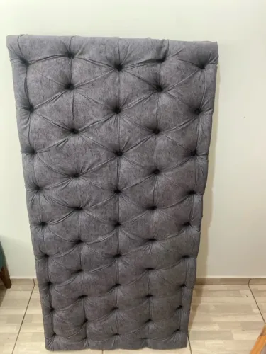 cabeceira de cama de casal estofada suede na cor cinza