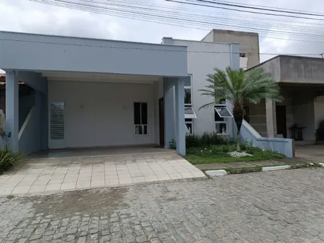 Locação - Casa com 3/4 em Condomínio Fechado no Parque Ipê