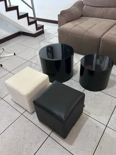 Conjunto com 2 mesas de apoio e 2 pufes