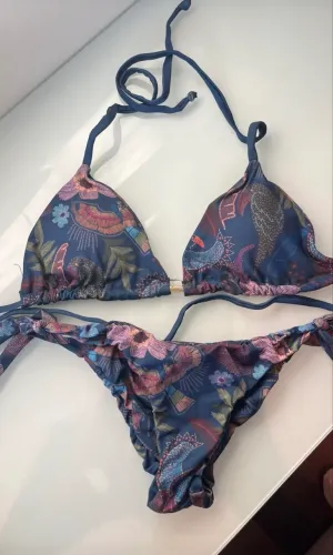 Conjunto de praia biquíni mais saída