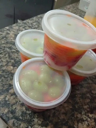 Vende-se saladas de frutas 10 reais o copo 