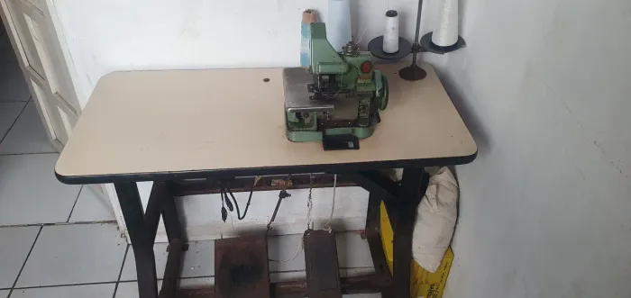 máquina de costura overlock singer