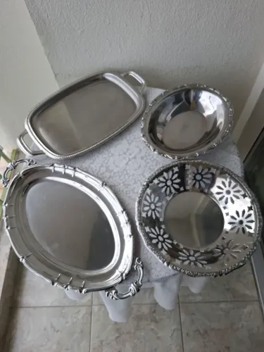  Kit com 02 bandejas com alças e bordas decoradas, 01 Fruteira e 01 Cesto todos em inox   
