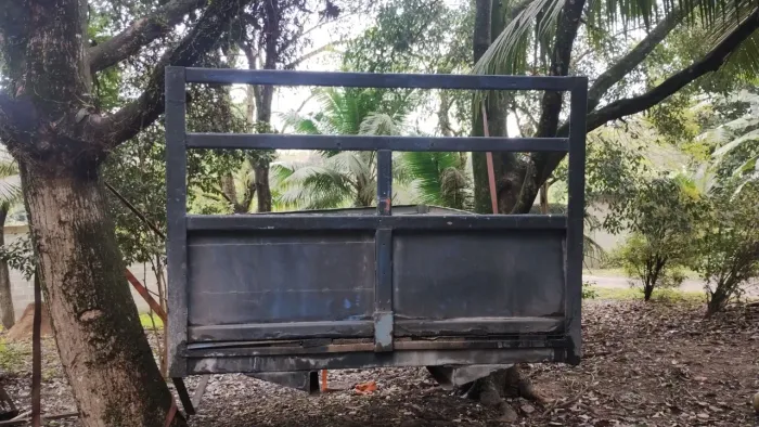 Vendo carroceria de ferro reforçada para MB 608