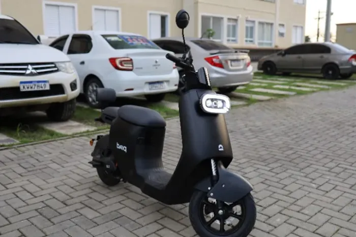 BAIQ Q2 - Scooter elétrica + capacete + capa de chuva