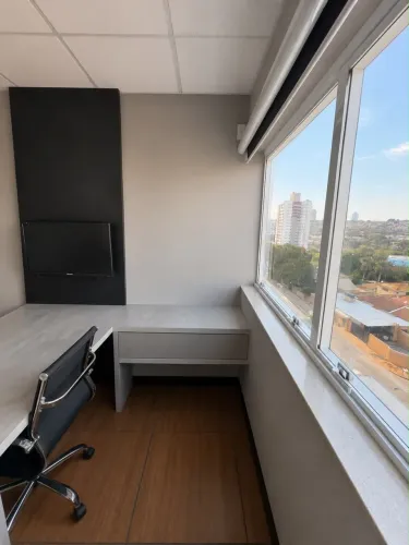 Mesa em L para escritório com painel para TV