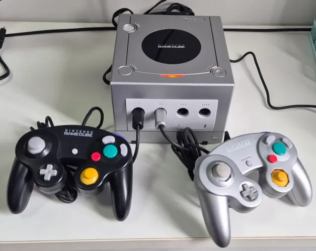 Game Cube com 2 controles + 5 jogos (incluindo Super Mario Sunshine)