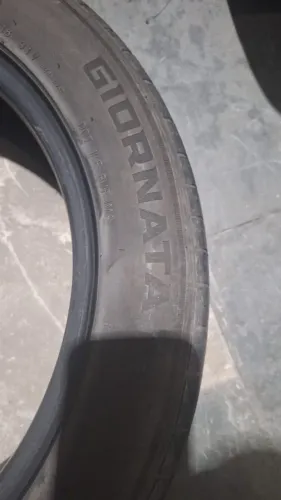 Pneus de carro ( Versa)