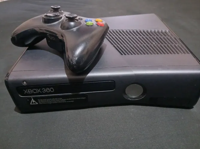 Xbox 360 Slim Preto + Controle e Cabos