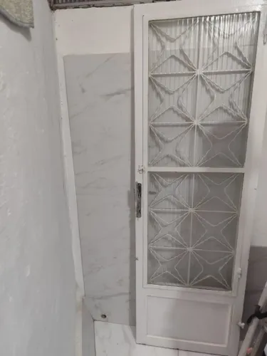  Porta de ferro com vidro canelado
