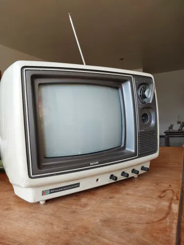 TV antiga Semp colorida
